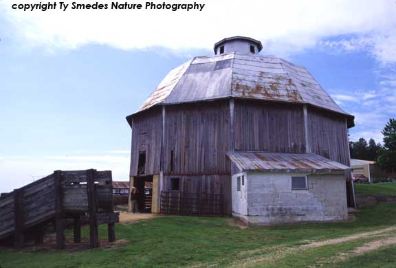 Twelve-Sided Schroeder Barn, Allamkee County, Iowa